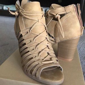 KOHLS tan heels